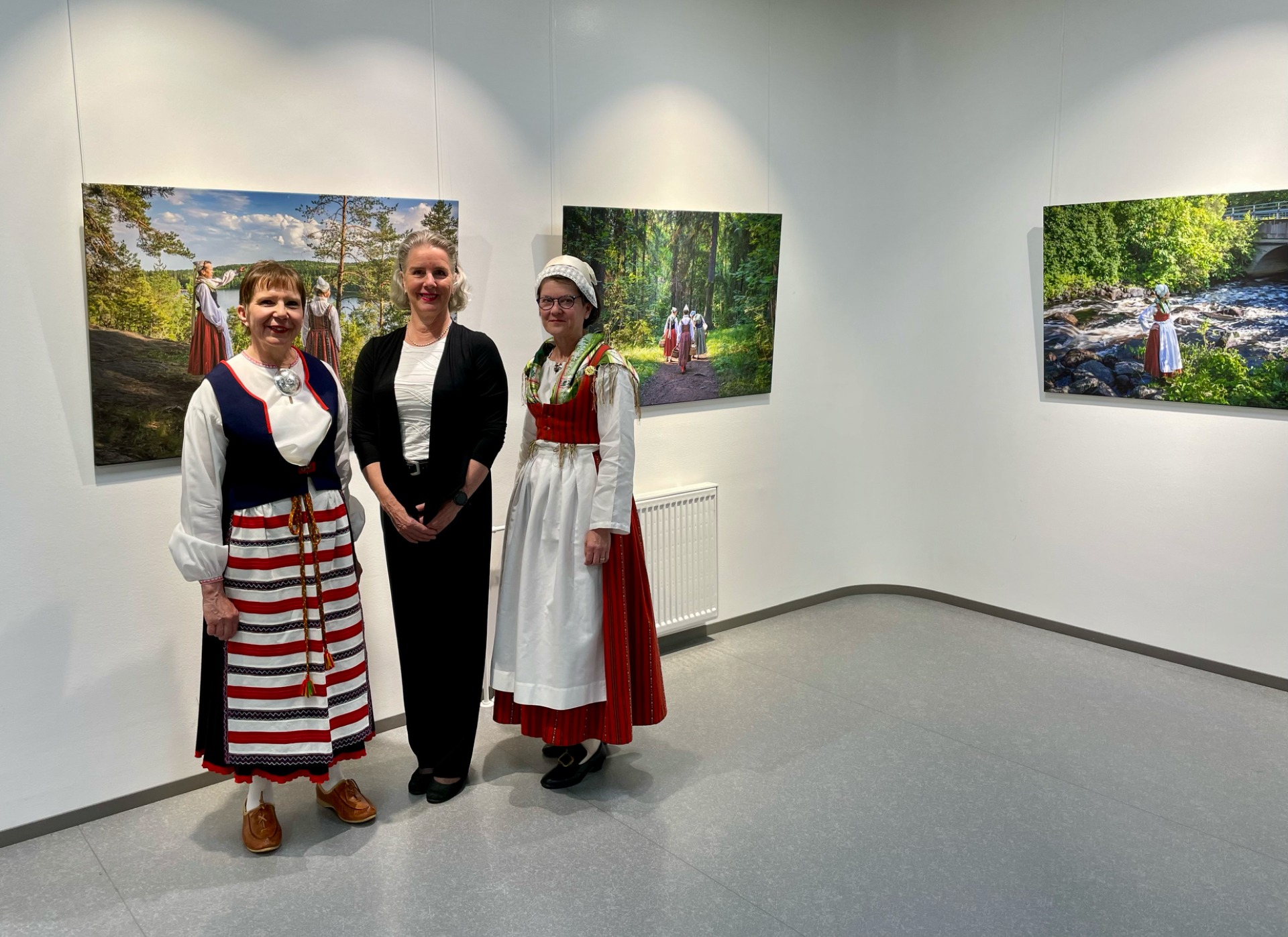 Pirjo-Liisa Niinimäki, Anu Hätinen ja Taina Kangas Hml kirjaston galleriassa Aarteet näyttelyssä.