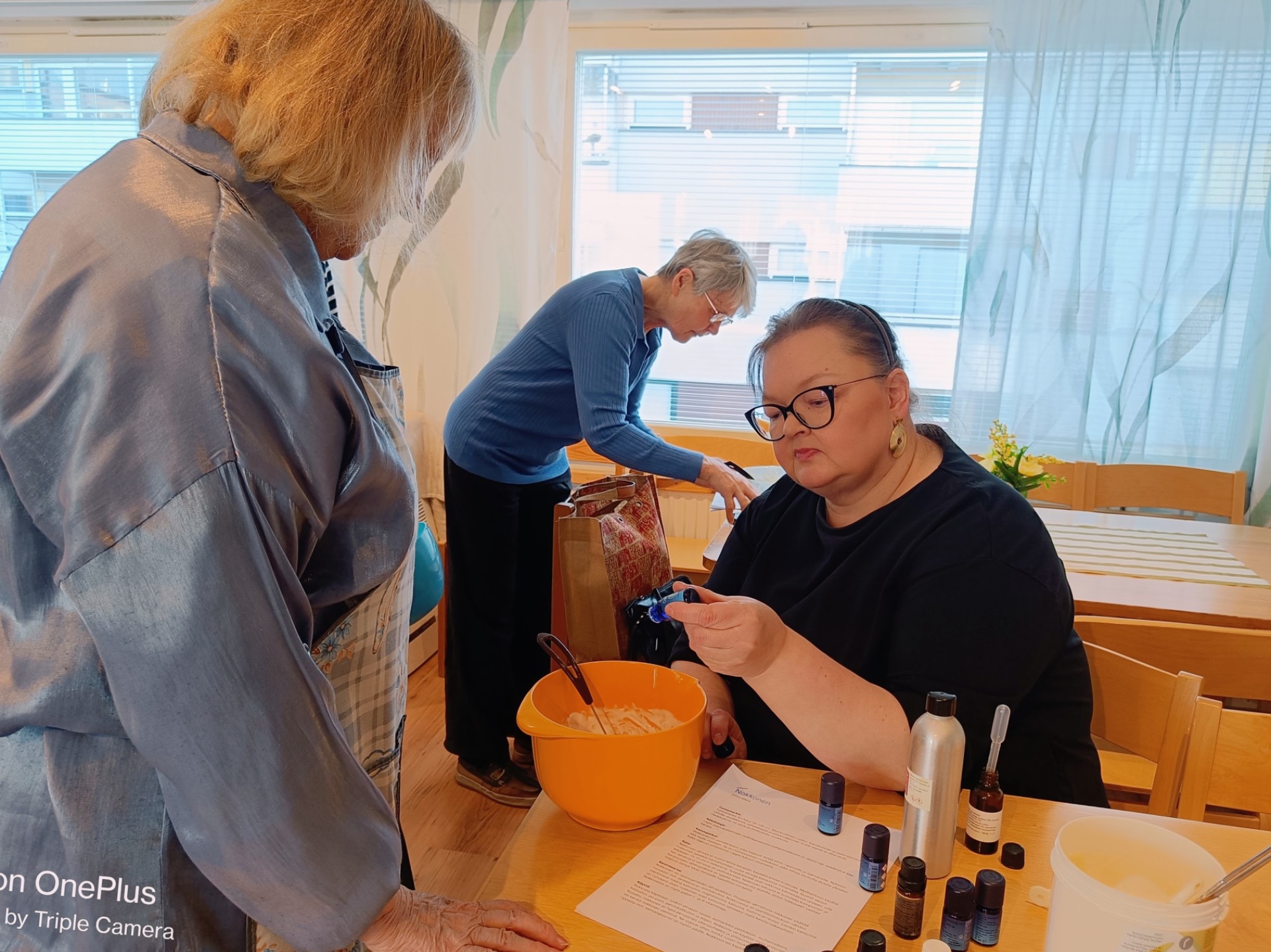 Pia Kähkönen (oikealla)